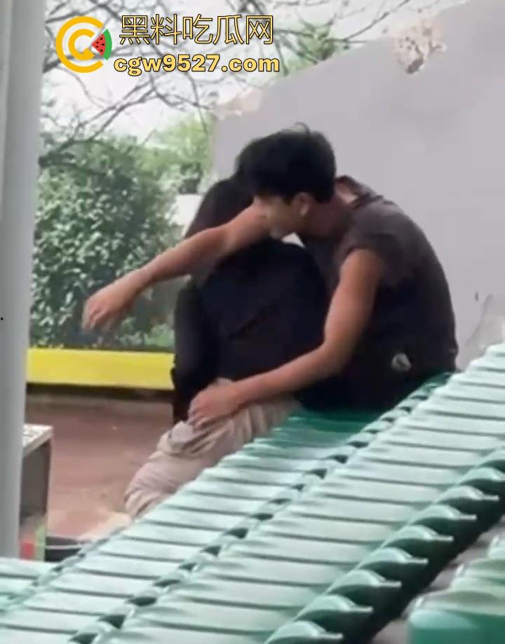 湖北美术学院,小情侣饥渴难耐户外刺激性爱,直接伸进了狂扣狂舔,场面极其刺激! 第11张 湖北美术学院,小情侣饥渴难耐户外刺激性爱,直接伸进了狂扣狂舔,场面极其刺激! 第11张