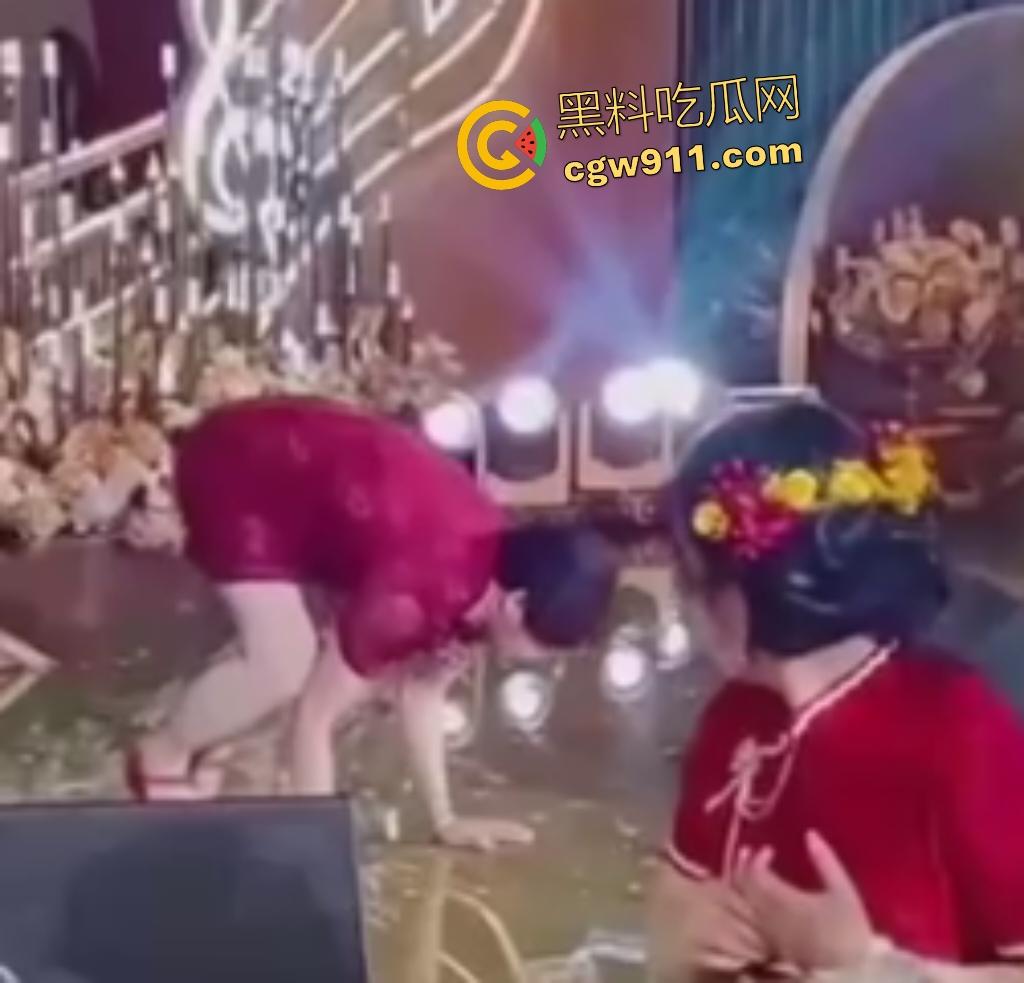 儿子婚礼老妈洋相出尽，旗袍熟女舞台倒立露底裤，屁股一览无余还喊人拉裙，攒一辈子骚操作全献婚宴！  第1张