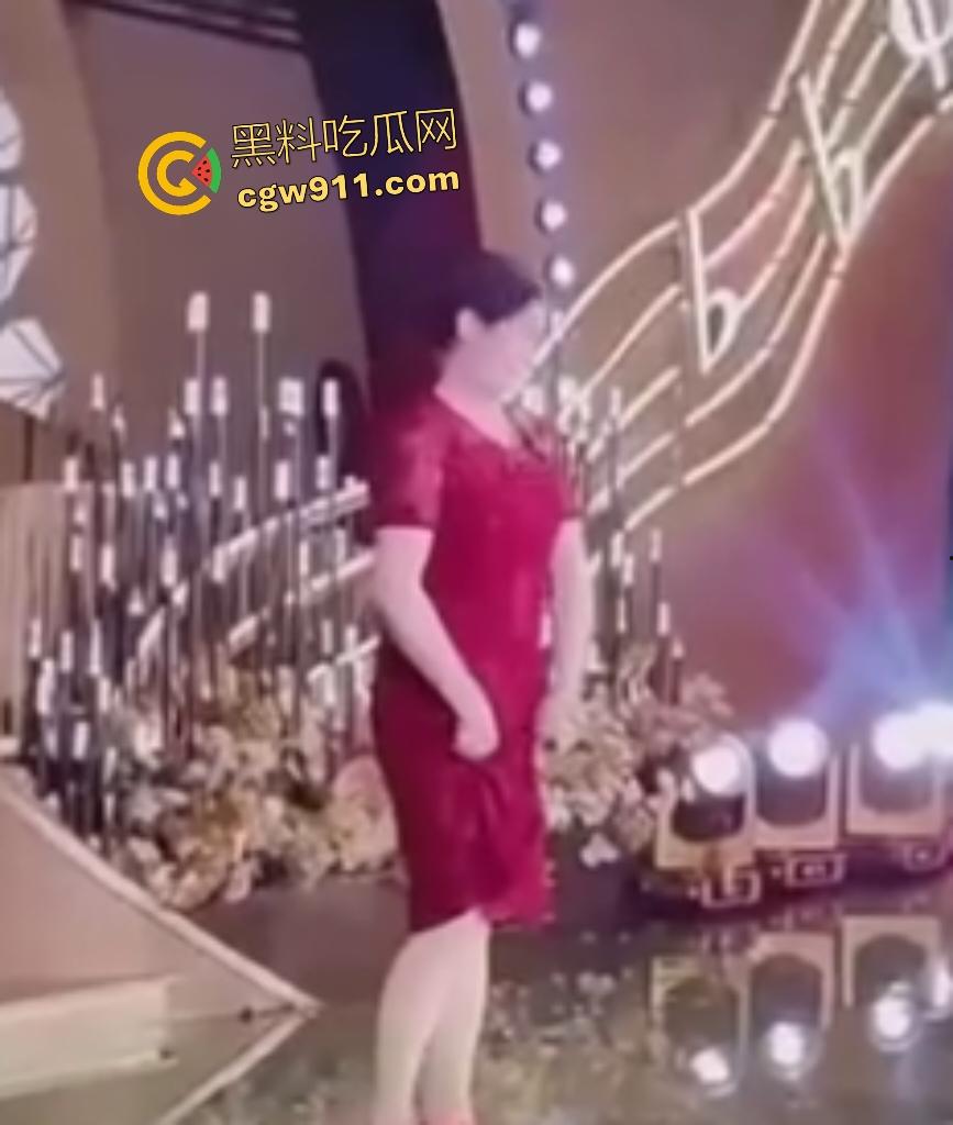 儿子婚礼老妈洋相出尽，旗袍熟女舞台倒立露底裤，屁股一览无余还喊人拉裙，攒一辈子骚操作全献婚宴！  第2张