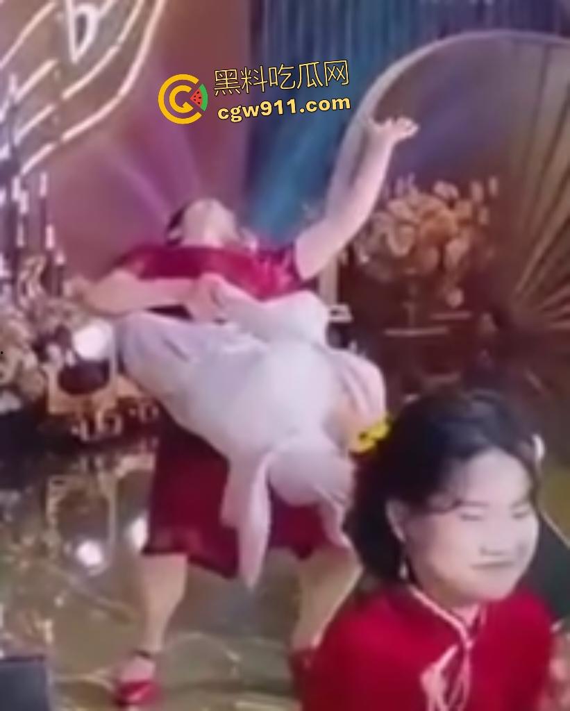 儿子婚礼老妈洋相出尽，旗袍熟女舞台倒立露底裤，屁股一览无余还喊人拉裙，攒一辈子骚操作全献婚宴！  第3张