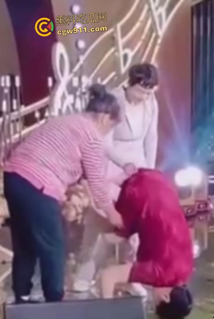 儿子婚礼老妈洋相出尽，旗袍熟女舞台倒立露底裤，屁股一览无余还喊人拉裙，攒一辈子骚操作全献婚宴！  第5张