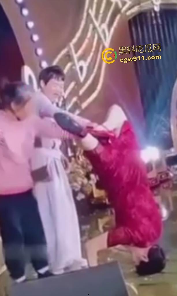 儿子婚礼老妈洋相出尽，旗袍熟女舞台倒立露底裤，屁股一览无余还喊人拉裙，攒一辈子骚操作全献婚宴！  第6张