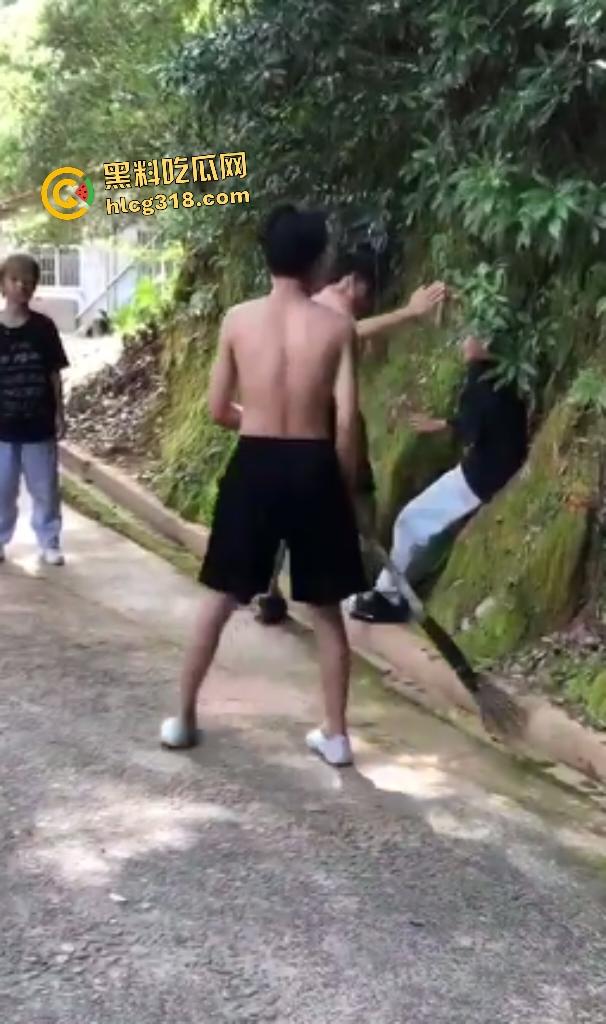 精神小伙霸凌俩小黄毛,拳打脚踢惨不忍睹,十米的大棍子直接爆头,黄毛倒地直接痉挛! 第3张 精神小伙霸凌俩小黄毛,拳打脚踢惨不忍睹,十米的大棍子直接爆头,黄毛倒地直接痉挛! 第3张