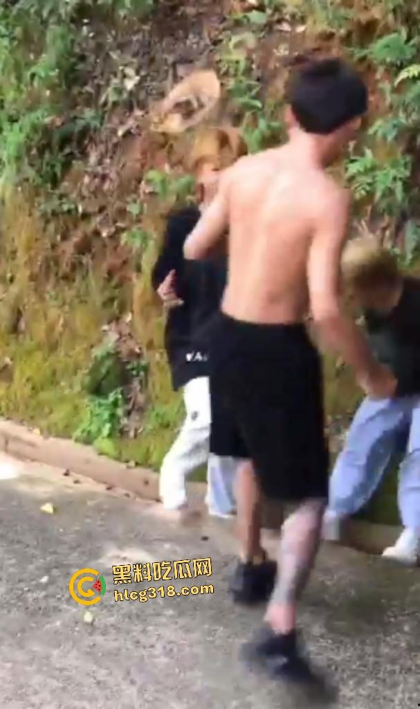 精神小伙霸凌俩小黄毛,拳打脚踢惨不忍睹,十米的大棍子直接爆头,黄毛倒地直接痉挛! 第5张 精神小伙霸凌俩小黄毛,拳打脚踢惨不忍睹,十米的大棍子直接爆头,黄毛倒地直接痉挛! 第5张