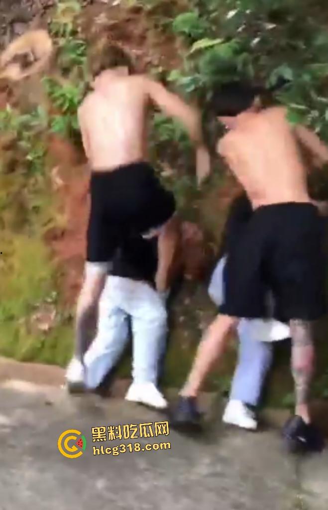 精神小伙霸凌俩小黄毛,拳打脚踢惨不忍睹,十米的大棍子直接爆头,黄毛倒地直接痉挛! 第6张 精神小伙霸凌俩小黄毛,拳打脚踢惨不忍睹,十米的大棍子直接爆头,黄毛倒地直接痉挛! 第6张