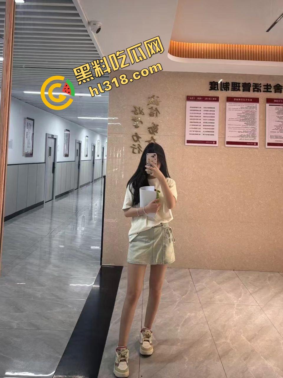 酒店开房正操得起劲，萌妹爸爸一个电话打来，不知道电话那头的爹知不知道自己闺女已经被干高潮了！  第3张