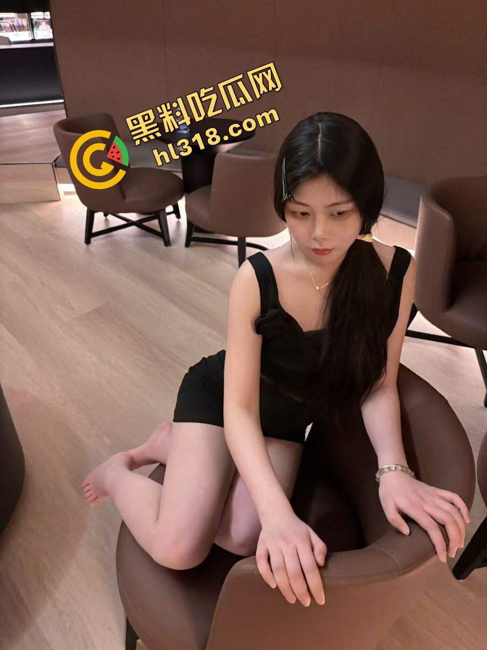 酒店开房正操得起劲，萌妹爸爸一个电话打来，不知道电话那头的爹知不知道自己闺女已经被干高潮了！  第4张