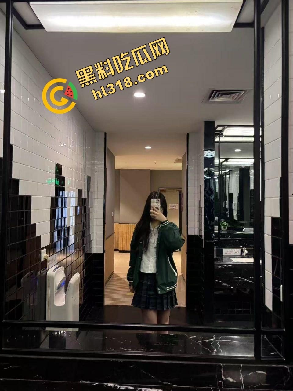 酒店开房正操得起劲，萌妹爸爸一个电话打来，不知道电话那头的爹知不知道自己闺女已经被干高潮了！  第6张