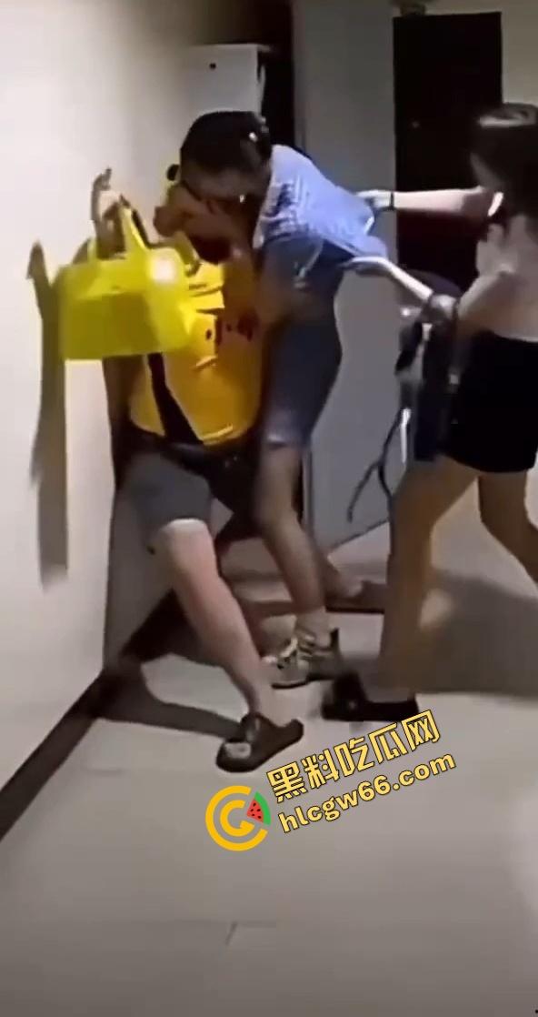 美团这宣传片是认真的吗？小哥送外卖送到黑丝裸体美女家？谁还不想干这活儿！  第4张