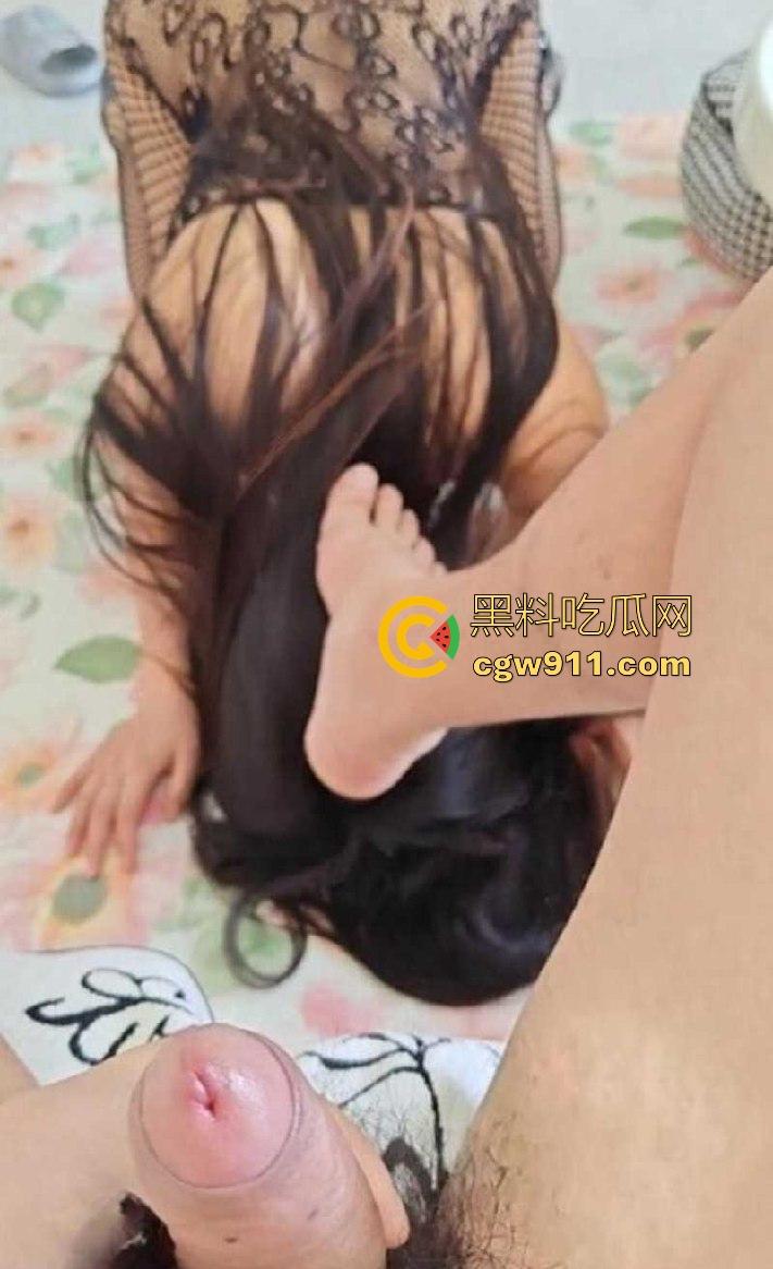 海角乱伦！疯狂调教骚逼嫂子，穿上开档黑丝玩捆绑调教，强绑口塞失禁放尿，被小叔子暴操内射！  第8张