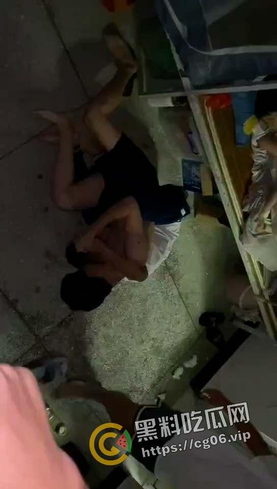 揭阳华美实验中学校园暴力事件!晚上叫醒智力有问题的同学暴打 越起哄打的越厉害 天生小贱种 第6张 揭阳华美实验中学校园暴力事件!晚上叫醒智力有问题的同学暴打 越起哄打的越厉害 天生小贱种 第6张