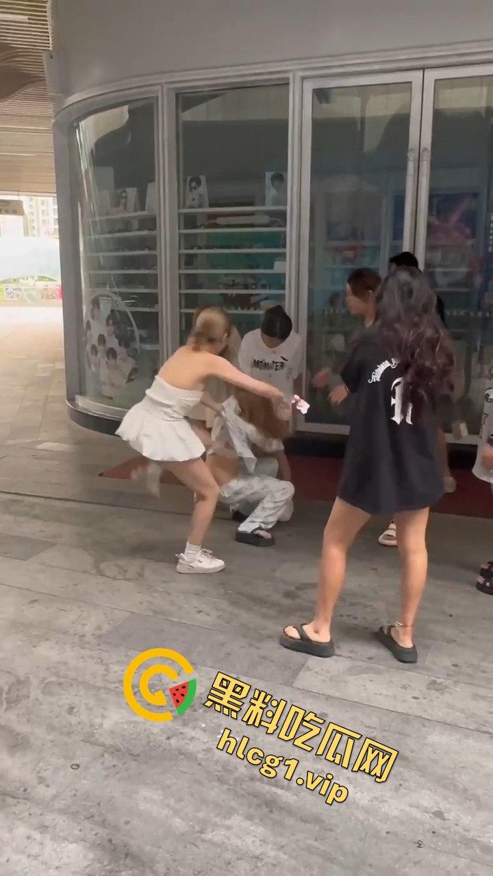 自贡市华商国际城上演精神小妹女人大战,场面火爆引人围观! 第1张 自贡市华商国际城上演精神小妹女人大战,场面火爆引人围观! 第1张