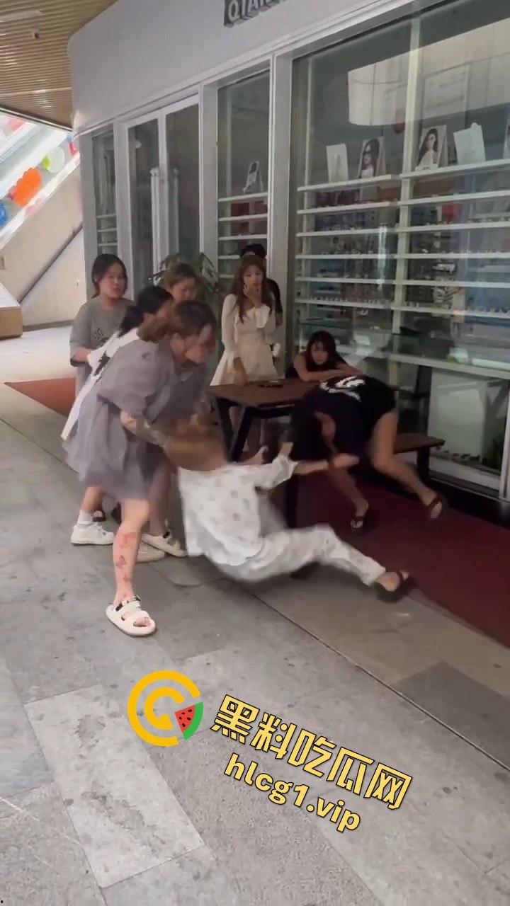 自贡市华商国际城上演精神小妹女人大战,场面火爆引人围观! 第2张 自贡市华商国际城上演精神小妹女人大战,场面火爆引人围观! 第2张