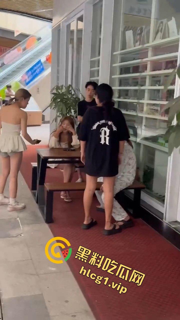 自贡市华商国际城上演精神小妹女人大战,场面火爆引人围观! 第3张 自贡市华商国际城上演精神小妹女人大战,场面火爆引人围观! 第3张