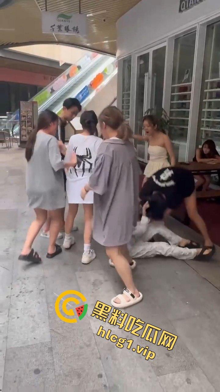 自贡市华商国际城上演精神小妹女人大战,场面火爆引人围观! 第4张 自贡市华商国际城上演精神小妹女人大战,场面火爆引人围观! 第4张