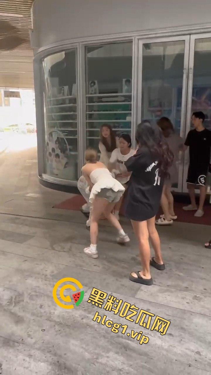 自贡市华商国际城上演精神小妹女人大战,场面火爆引人围观! 第6张 自贡市华商国际城上演精神小妹女人大战,场面火爆引人围观! 第6张