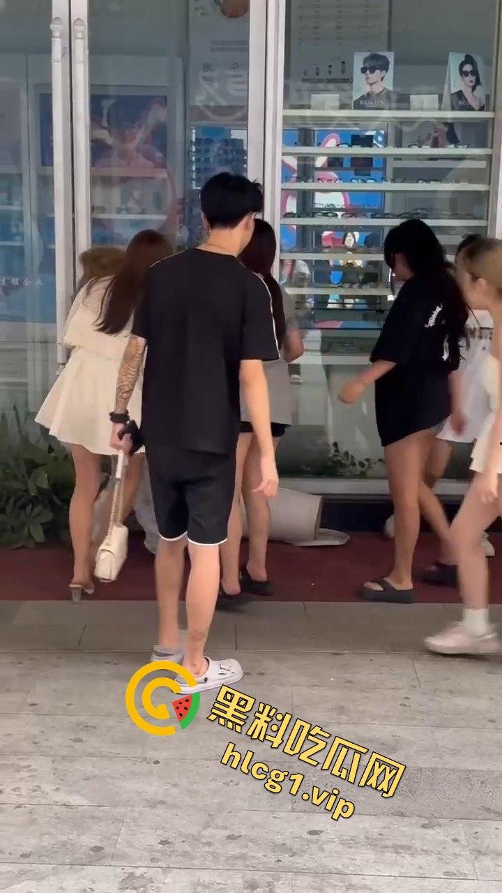 自贡市华商国际城上演精神小妹女人大战,场面火爆引人围观! 第7张 自贡市华商国际城上演精神小妹女人大战,场面火爆引人围观! 第7张