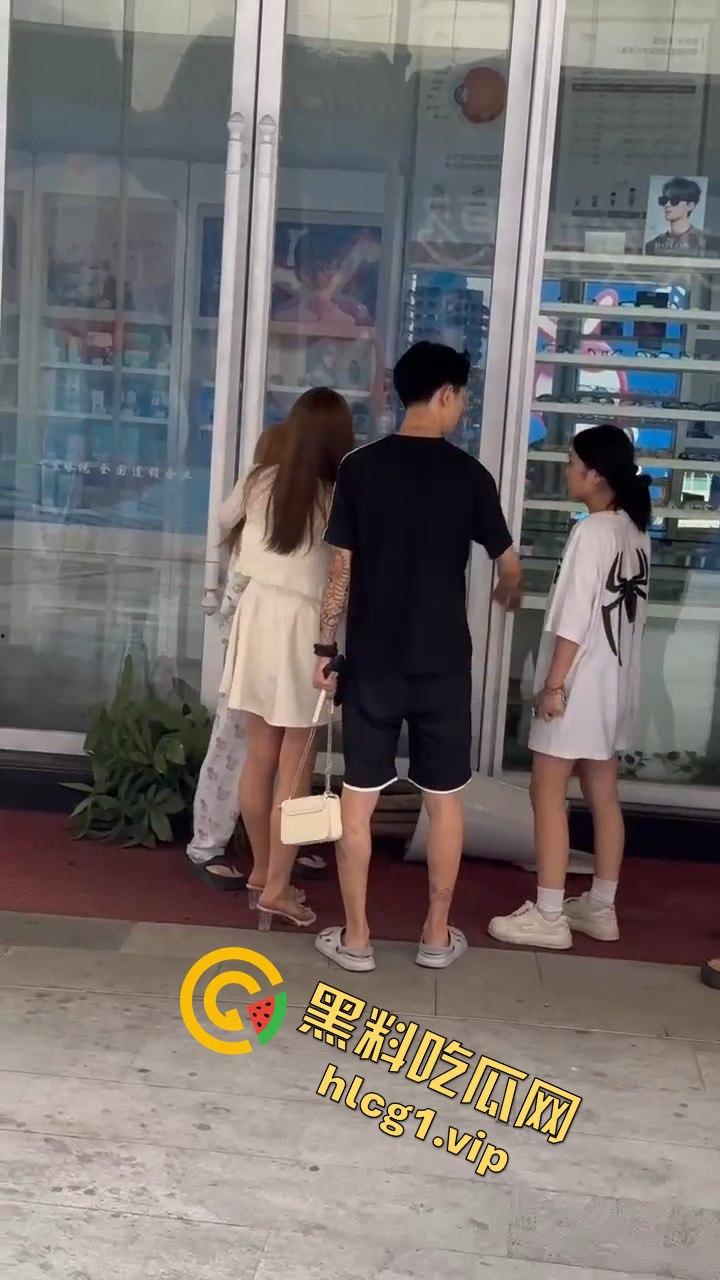 自贡市华商国际城上演精神小妹女人大战,场面火爆引人围观! 第9张 自贡市华商国际城上演精神小妹女人大战,场面火爆引人围观! 第9张