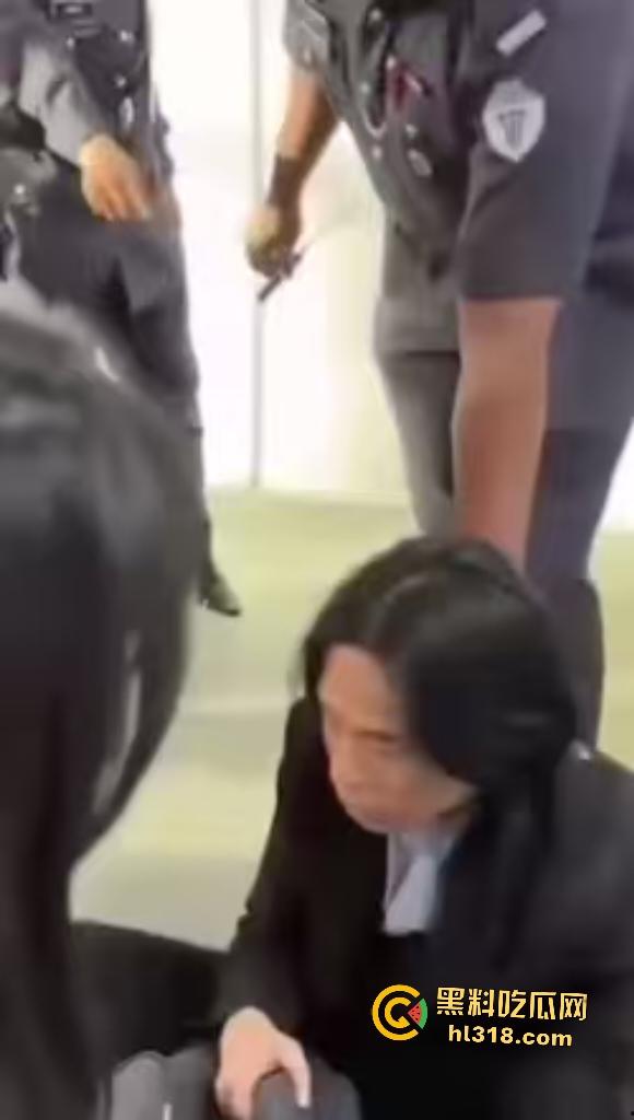 马来西亚华裔女学生被男友家暴囚禁好不容易逃出来又惨遭男友割喉，真是逃不出恶魔手爪啊！  第2张