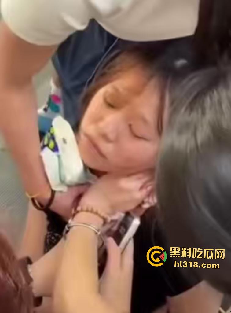 马来西亚华裔女学生被男友家暴囚禁好不容易逃出来又惨遭男友割喉，真是逃不出恶魔手爪啊！  第3张