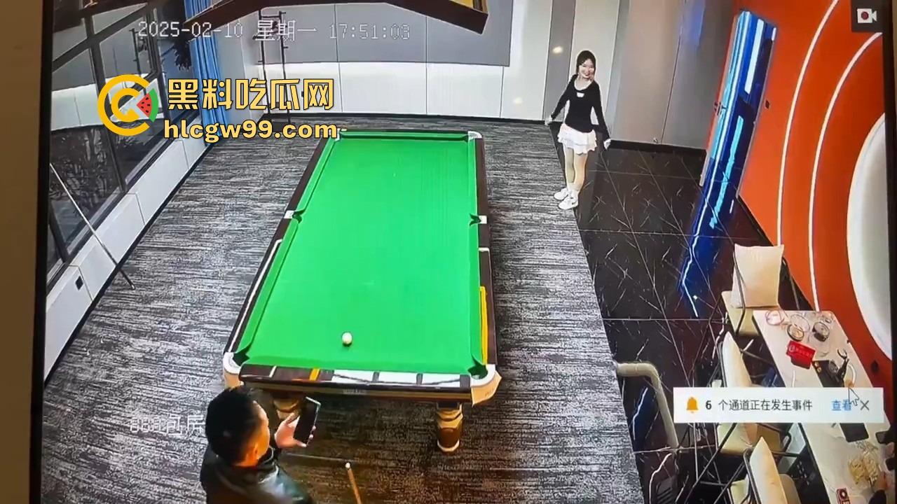 台球厅捉人大戏，老哥找助教练杆法被老婆堵个正着，开球还没完事老婆杀到，他逃她追，妹子吃瓜！  第1张