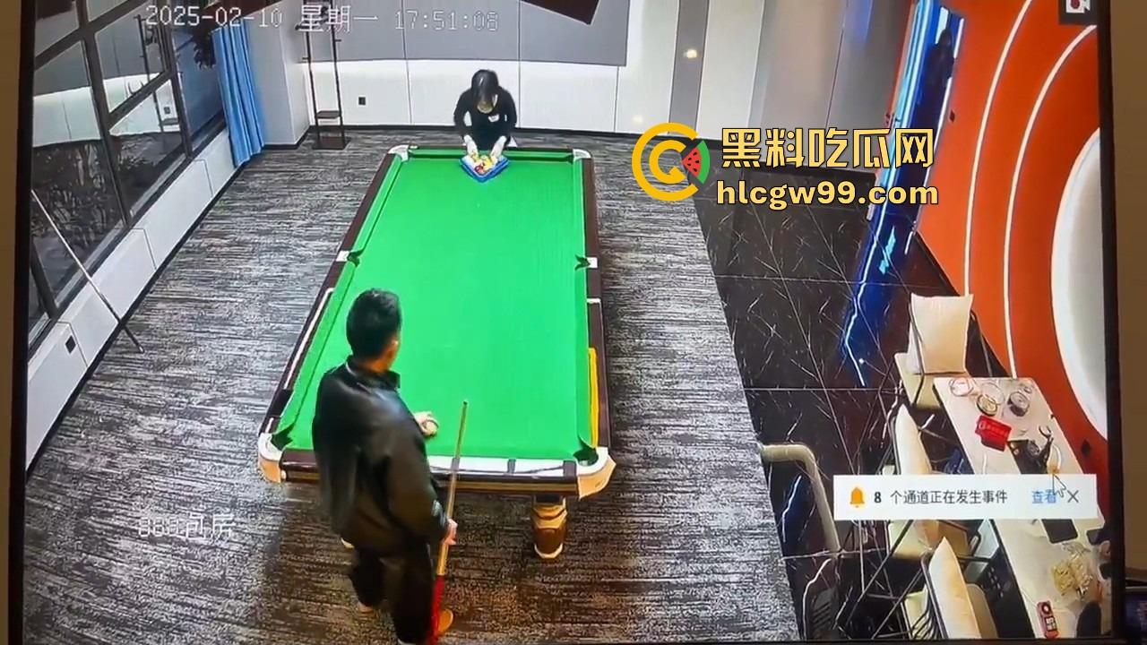 台球厅捉人大戏，老哥找助教练杆法被老婆堵个正着，开球还没完事老婆杀到，他逃她追，妹子吃瓜！  第2张