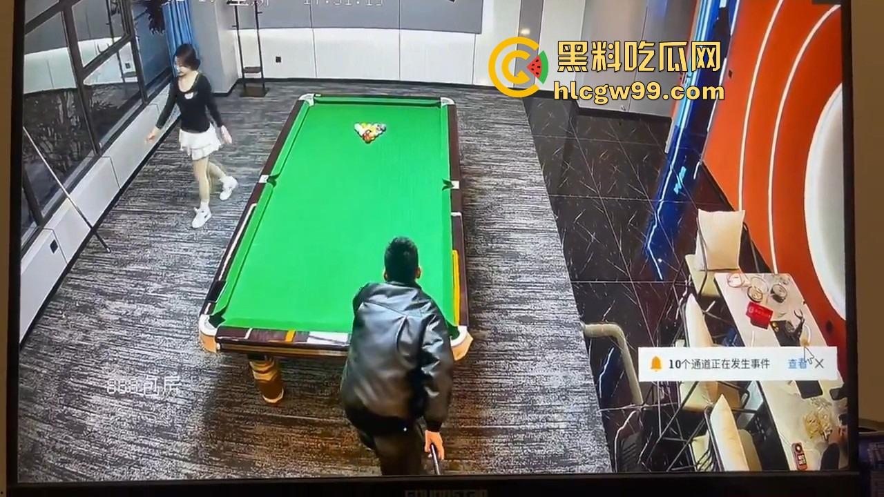 台球厅捉人大戏，老哥找助教练杆法被老婆堵个正着，开球还没完事老婆杀到，他逃她追，妹子吃瓜！  第3张