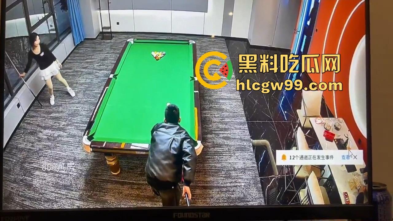 台球厅捉人大戏，老哥找助教练杆法被老婆堵个正着，开球还没完事老婆杀到，他逃她追，妹子吃瓜！  第4张