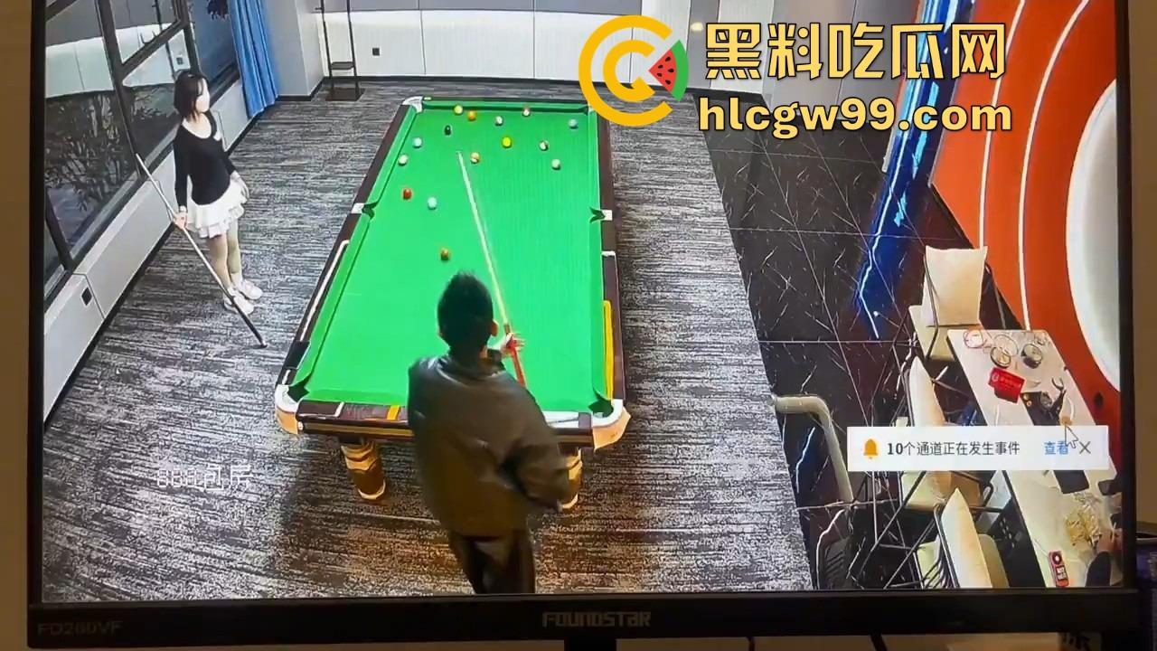 台球厅捉人大戏，老哥找助教练杆法被老婆堵个正着，开球还没完事老婆杀到，他逃她追，妹子吃瓜！  第5张