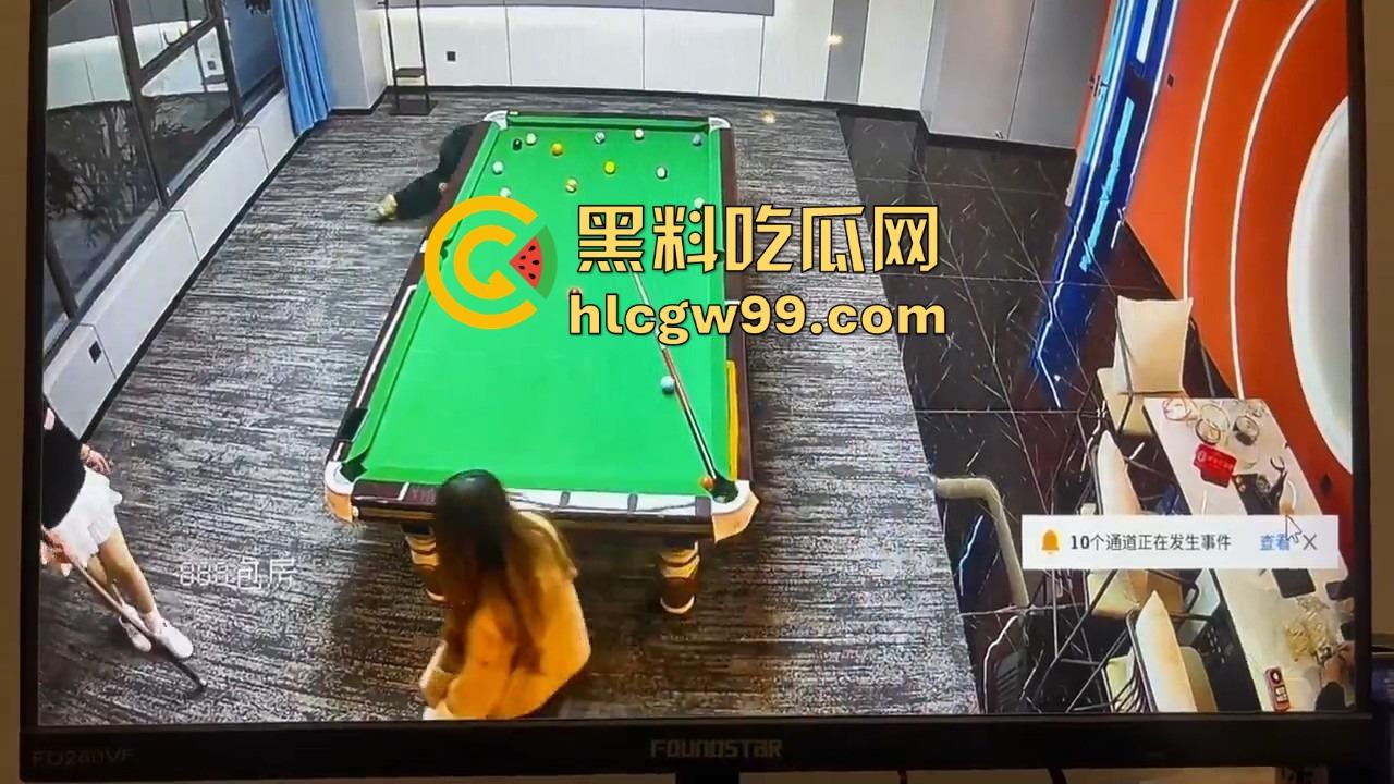 台球厅捉人大戏，老哥找助教练杆法被老婆堵个正着，开球还没完事老婆杀到，他逃她追，妹子吃瓜！  第7张