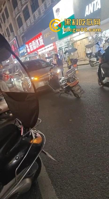 汕头老登骑电动车逆行还理直气壮？不给让行直接上去砸车，爷的社会规则就是这么横！  第4张