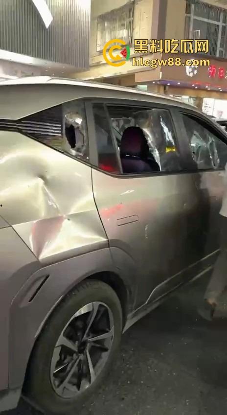 汕头老登骑电动车逆行还理直气壮？不给让行直接上去砸车，爷的社会规则就是这么横！  第6张