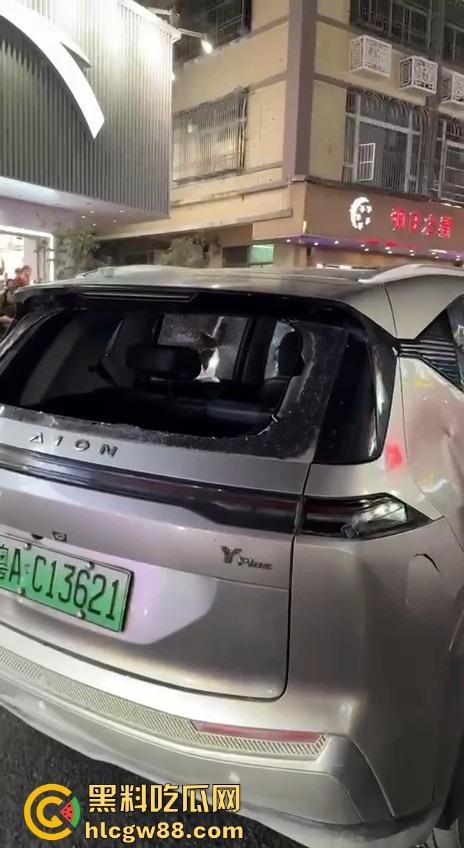 汕头老登骑电动车逆行还理直气壮？不给让行直接上去砸车，爷的社会规则就是这么横！  第7张