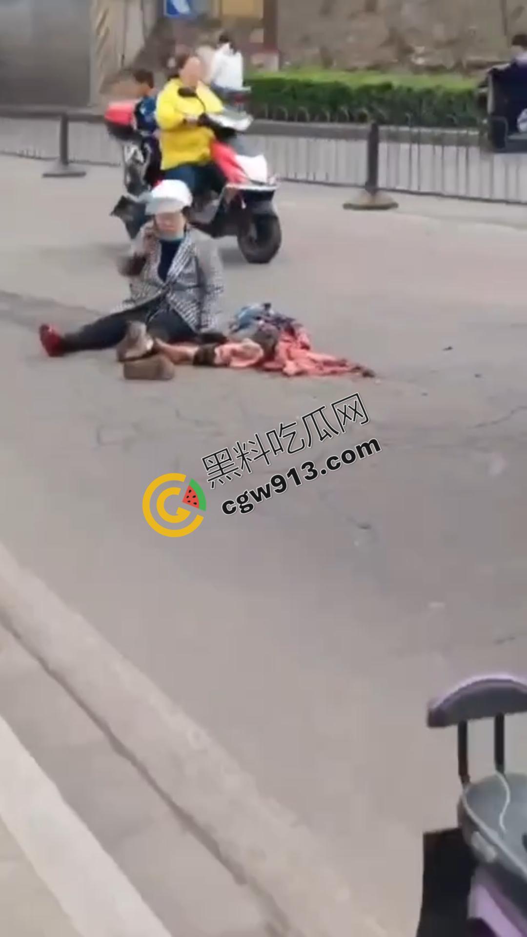 山西孝义发生惨烈车祸：老人骑电动车载孙子与垃圾车相撞，一死一伤震撼全场，现场怵目惊心，小编也被吓得腿软  第3张