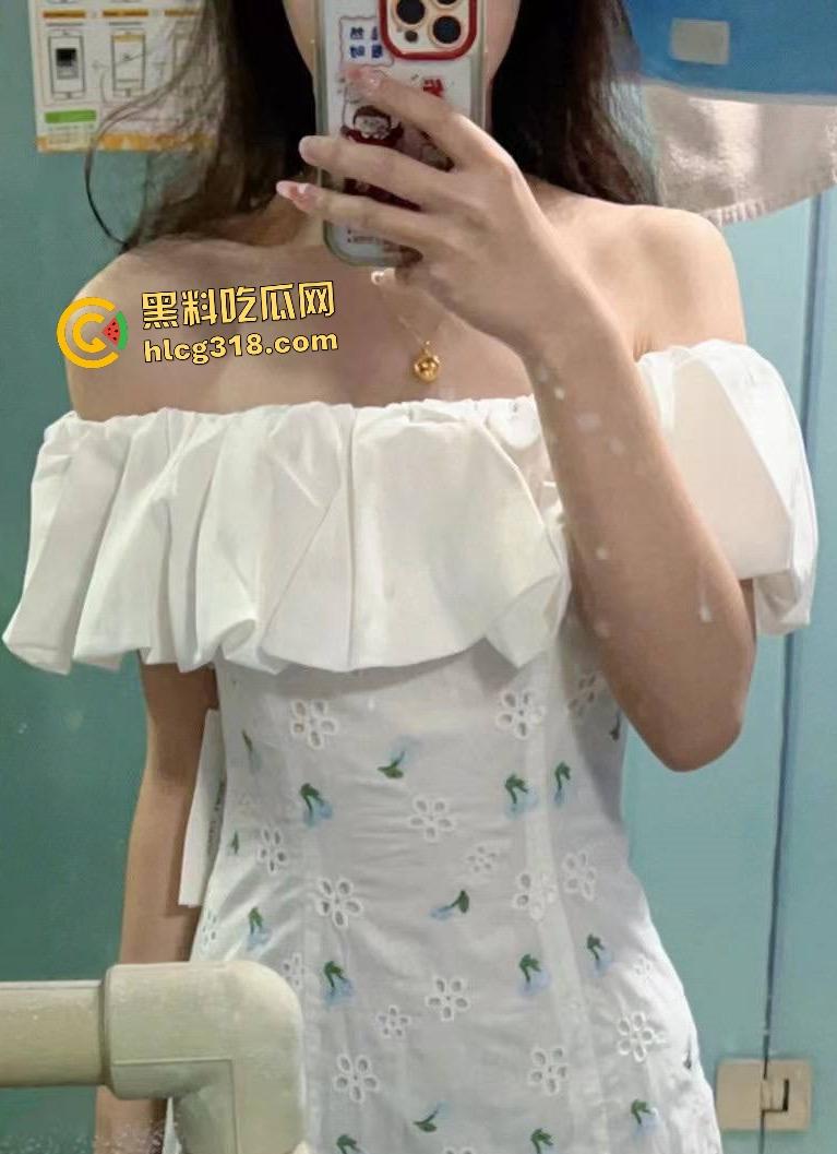 清纯女大【王利华】极度反差拜金，课余时间经常约炮金主找3P，车震毒龙把车子搞到异响！  第2张