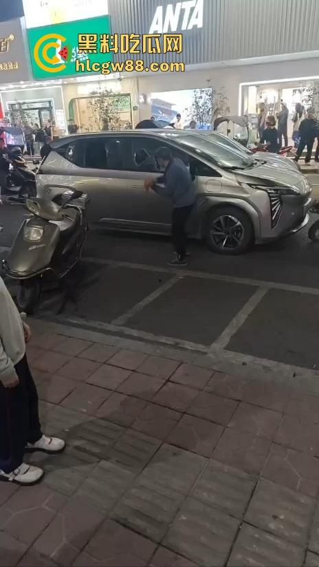 汕头老登骑电动车逆行还理直气壮？不给让行直接上去砸车，爷的社会规则就是这么横！  第8张