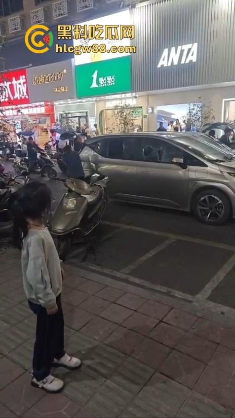 汕头老登骑电动车逆行还理直气壮？不给让行直接上去砸车，爷的社会规则就是这么横！  第9张