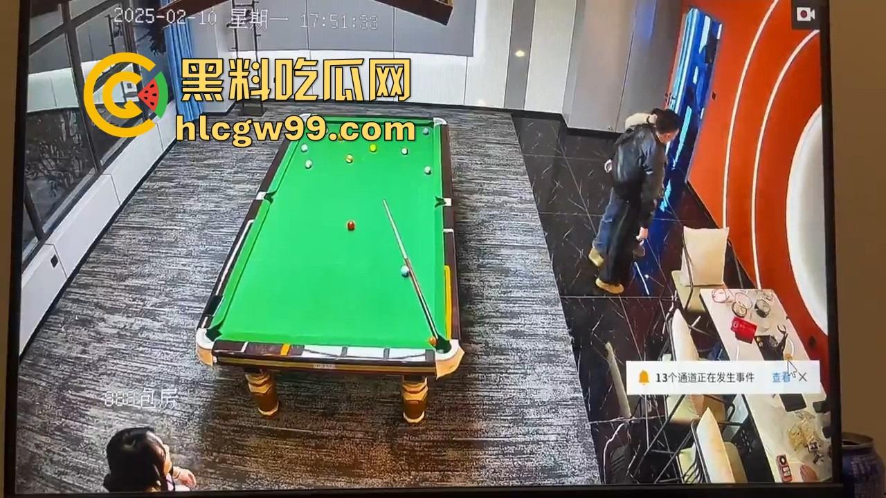 台球厅捉人大戏，老哥找助教练杆法被老婆堵个正着，开球还没完事老婆杀到，他逃她追，妹子吃瓜！  第11张