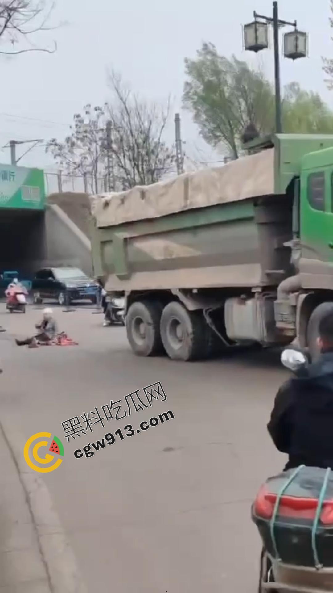 山西孝义发生惨烈车祸：老人骑电动车载孙子与垃圾车相撞，一死一伤震撼全场，现场怵目惊心，小编也被吓得腿软  第4张