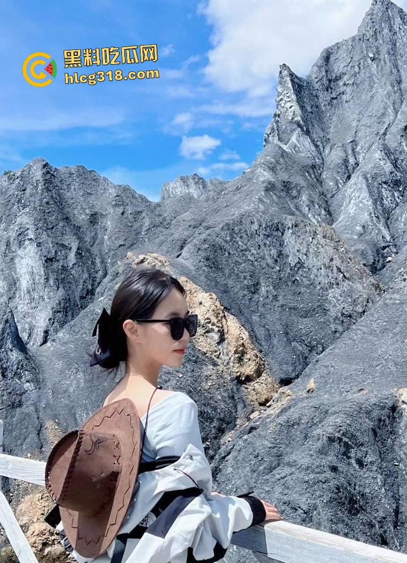 清纯女大【王利华】极度反差拜金，课余时间经常约炮金主找3P，车震毒龙把车子搞到异响！  第3张