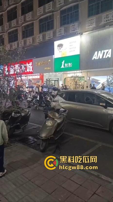 汕头老登骑电动车逆行还理直气壮？不给让行直接上去砸车，爷的社会规则就是这么横！  第10张