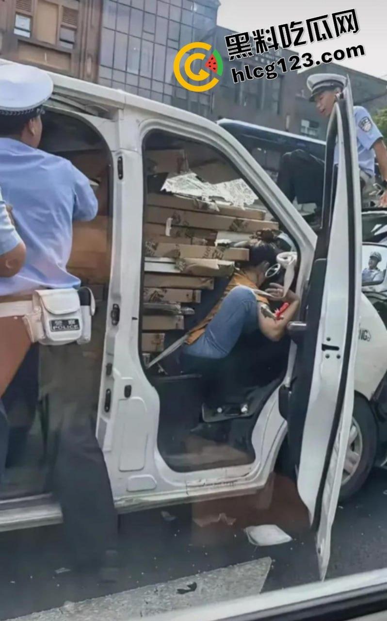 太惨了!面包车“人货混装”追尾,副驾驶女人没了! 第5张 太惨了!面包车“人货混装”追尾,副驾驶女人没了! 第5张
