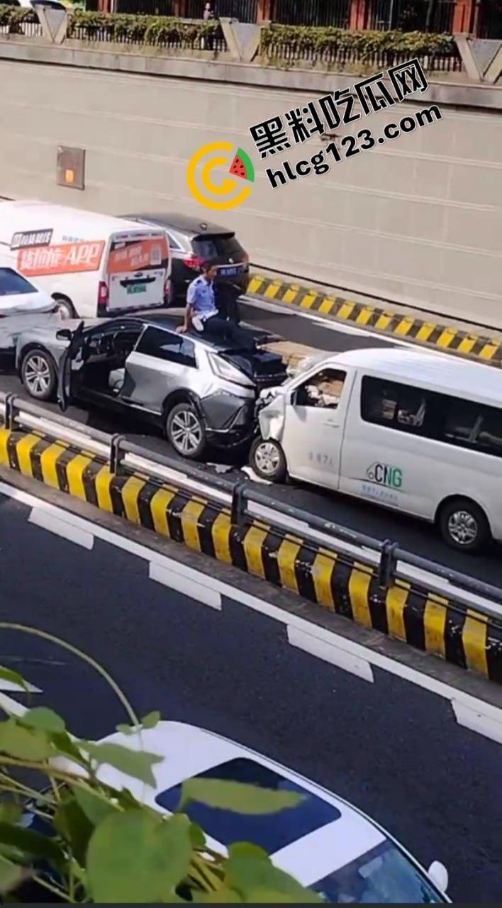 太惨了!面包车“人货混装”追尾,副驾驶女人没了! 第6张 太惨了!面包车“人货混装”追尾,副驾驶女人没了! 第6张