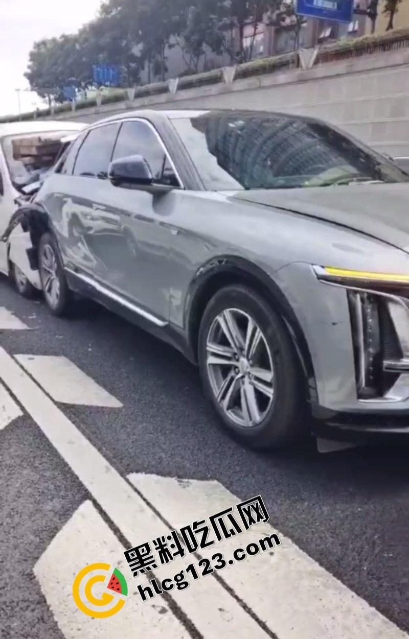 太惨了!面包车“人货混装”追尾,副驾驶女人没了! 第7张 太惨了!面包车“人货混装”追尾,副驾驶女人没了! 第7张