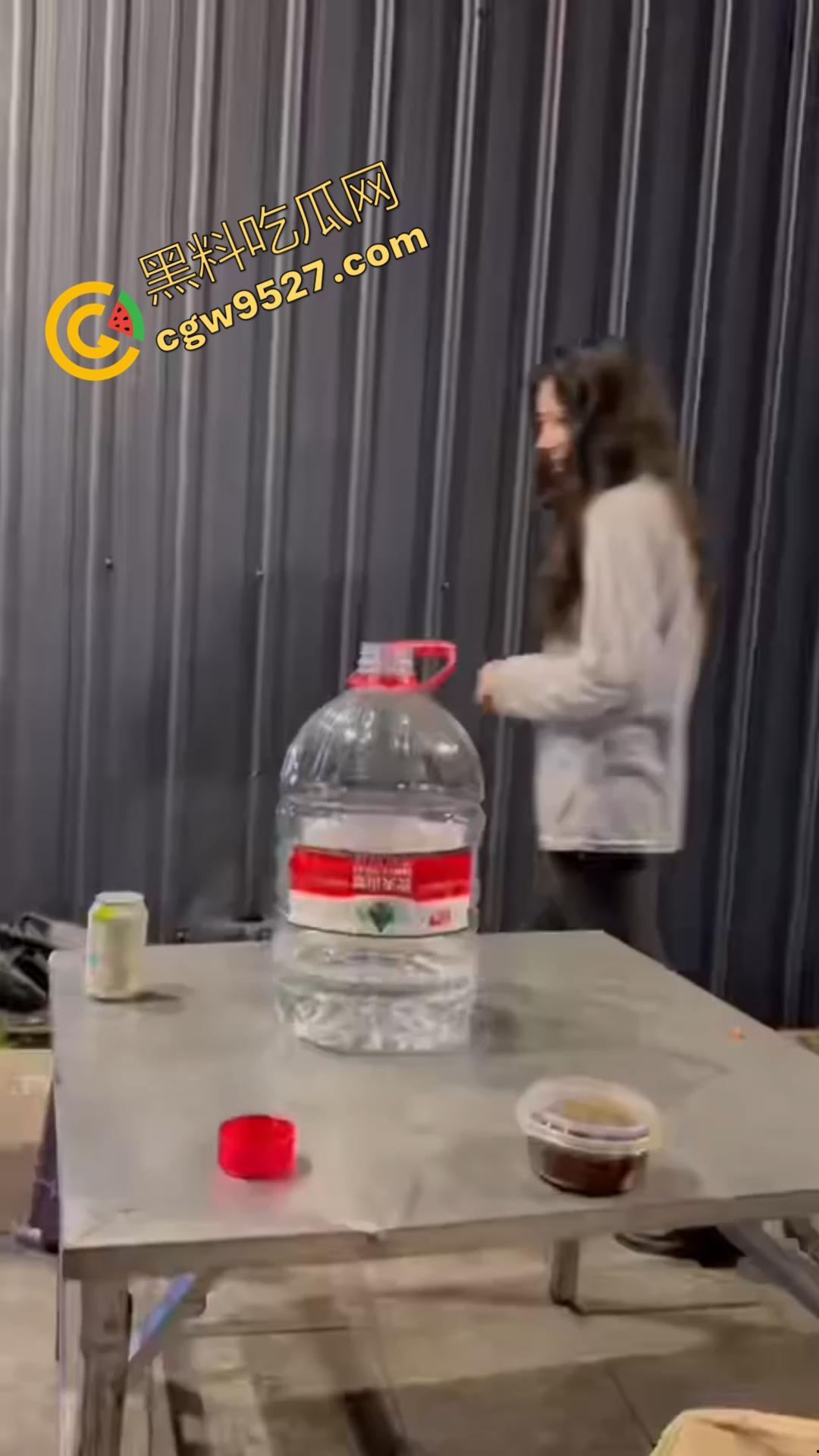 广州神秘女子街头持刀追赶小孩，目光疯狂行为诡异，一名疑似精神疾病患者引发恐慌被网友热议！  第2张