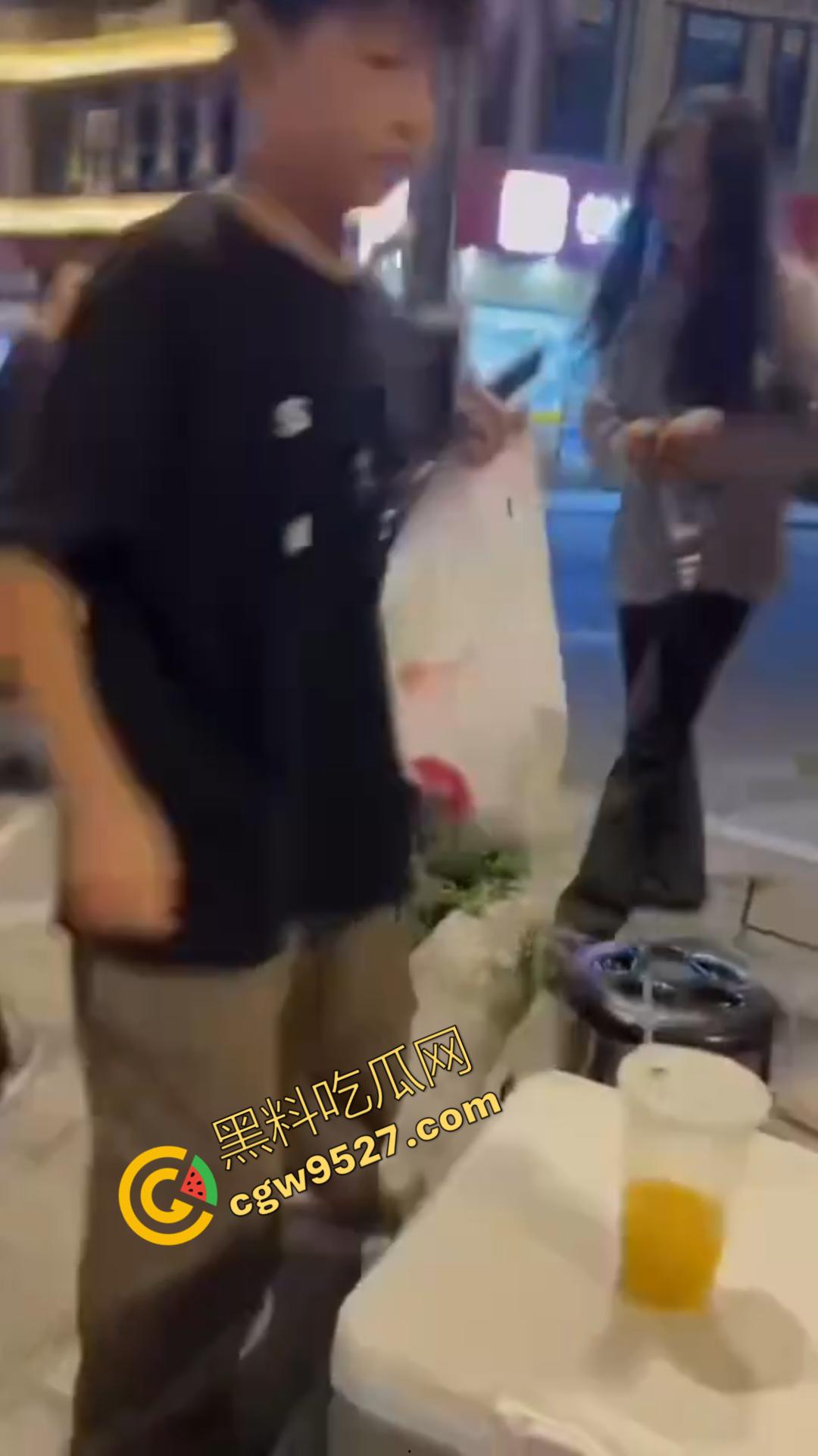 广州神秘女子街头持刀追赶小孩，目光疯狂行为诡异，一名疑似精神疾病患者引发恐慌被网友热议！  第3张