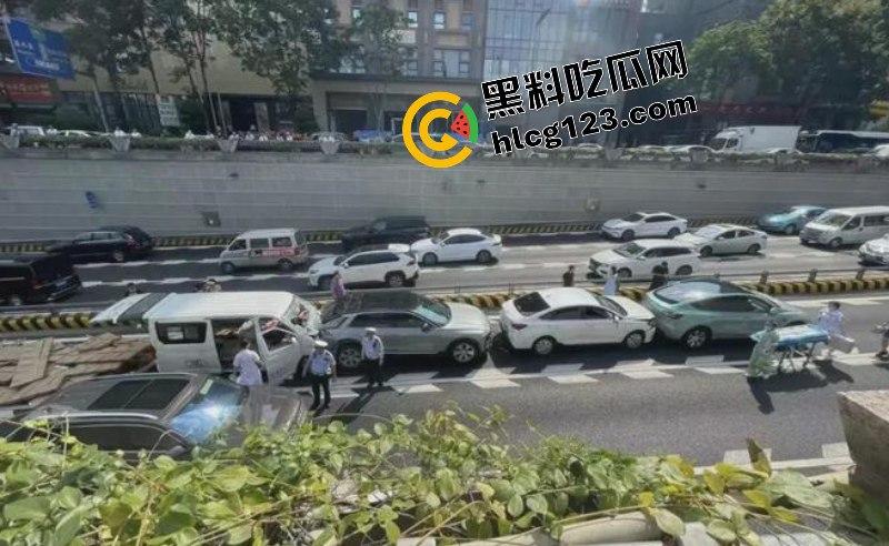 太惨了!面包车“人货混装”追尾,副驾驶女人没了! 第9张 太惨了!面包车“人货混装”追尾,副驾驶女人没了! 第9张