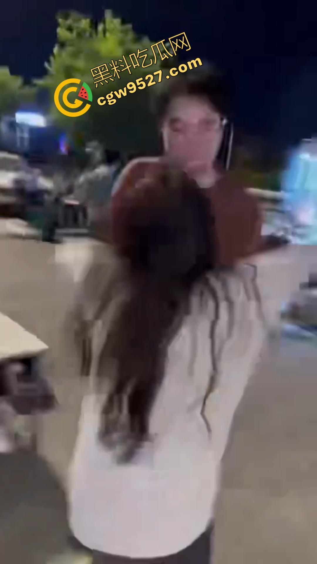 广州神秘女子街头持刀追赶小孩，目光疯狂行为诡异，一名疑似精神疾病患者引发恐慌被网友热议！  第5张