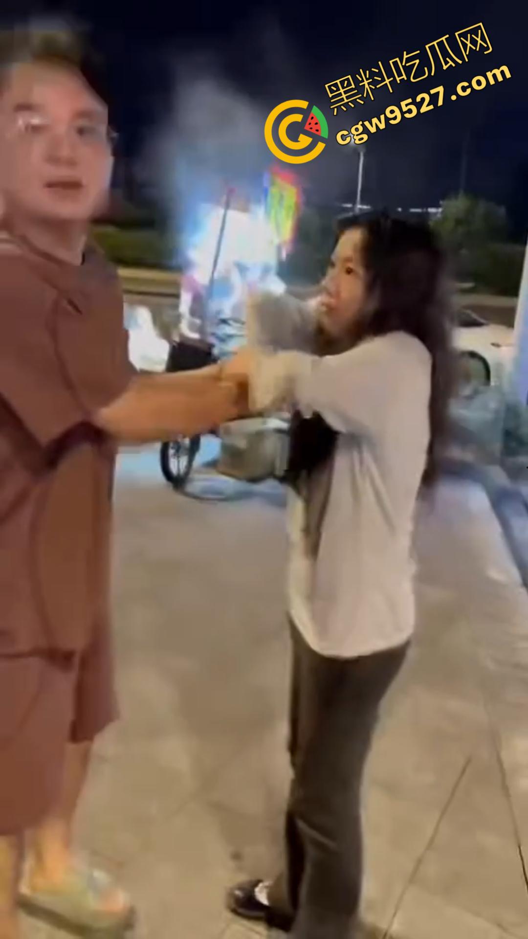 广州神秘女子街头持刀追赶小孩，目光疯狂行为诡异，一名疑似精神疾病患者引发恐慌被网友热议！  第6张