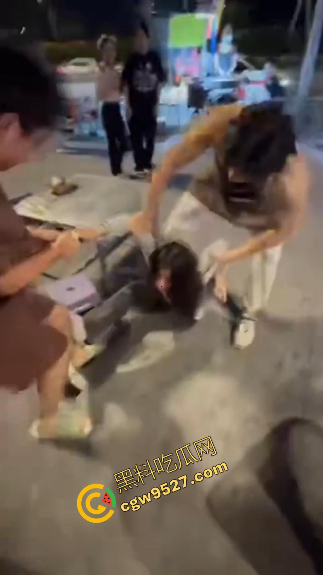 广州神秘女子街头持刀追赶小孩，目光疯狂行为诡异，一名疑似精神疾病患者引发恐慌被网友热议！  第8张